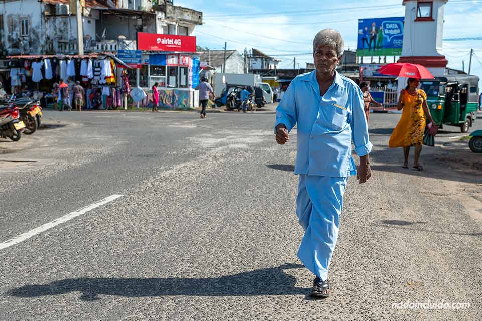 Un hombre paseando en pijama por el centro de Trincomalee (Sri Lanka)