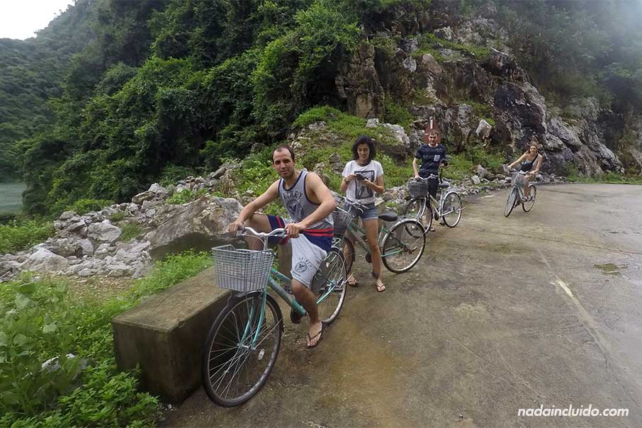 Recorriendo en bicicleta la aldea Viet Hai, en la Bahía de Lan Ha (Vietnam)