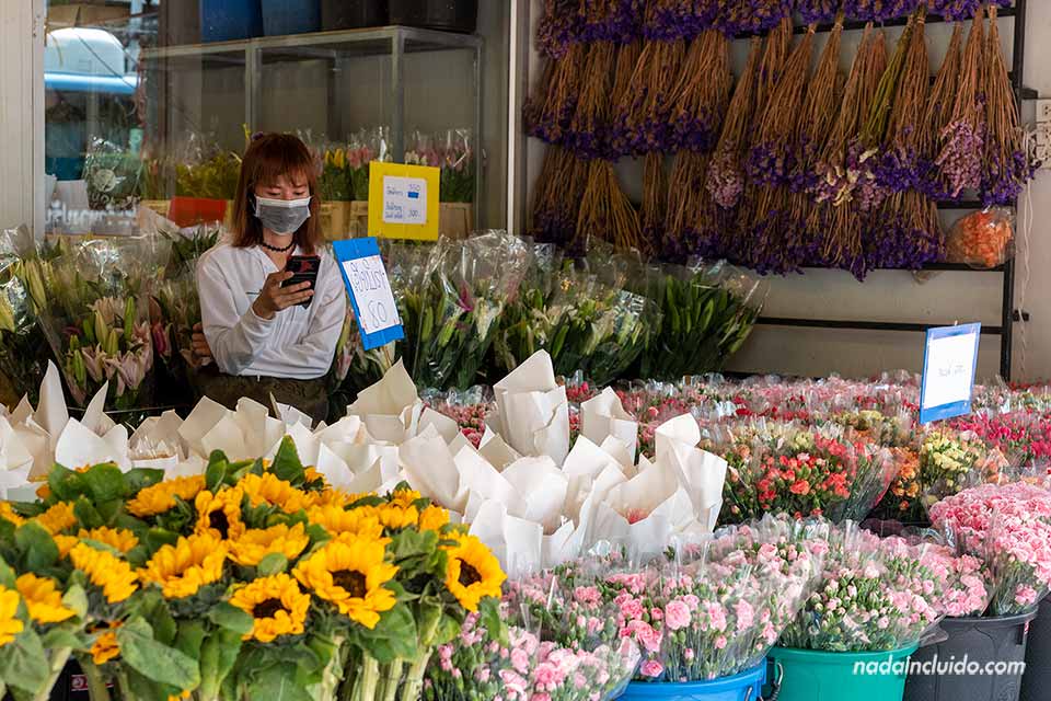 Vendedora en un puesto del Pak Khlong Talat, el mercado de las flores de Bangkok (Tailandia)