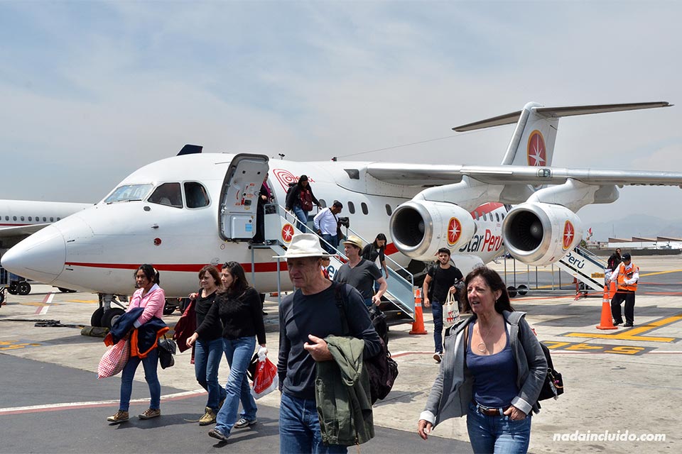 Avión de la compañía Star Perú en el aeropuerto de Lima (Perú)