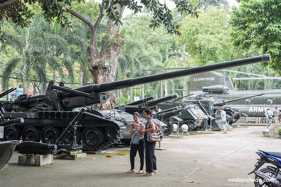 Vehículos bélicos en Museo de la guerra de Vietnam en Ho Chi Minh