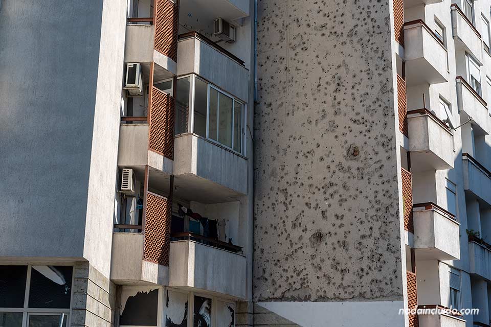 Marcas de bala en una fachada de Mostar (Bosnia)
