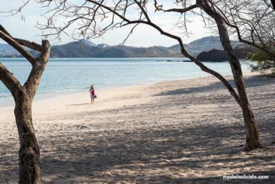 Turista paseando por Playa Conchal (Costa Rica)