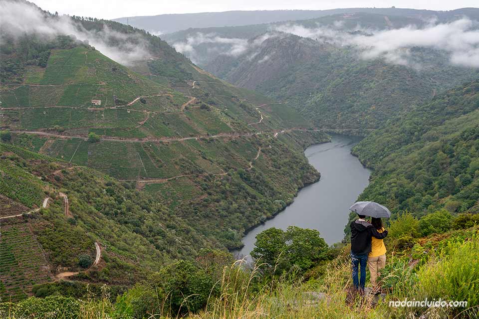 Pareja en el mirador Souto Chao, Ribeira Sacra (Galicia)
