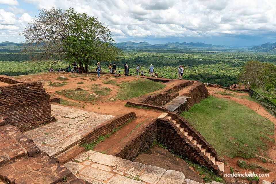 Vista lateral de las ruinas del palacio - Qué ver en Sigiriya (Sri Lanka)