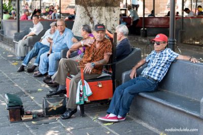Limpiabotas en el Parque Central de Alajuela (Costa Rica)