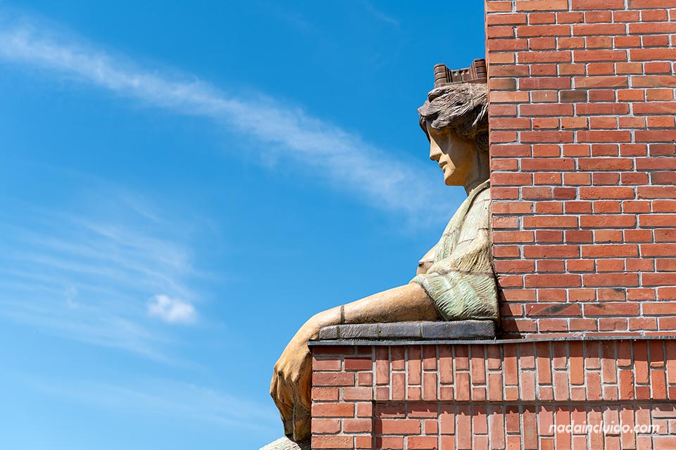 Estatua en la fachada del Museo de Bohemia del Este (Muzeum východních Čech) de Hradec Králové (República Checa)
