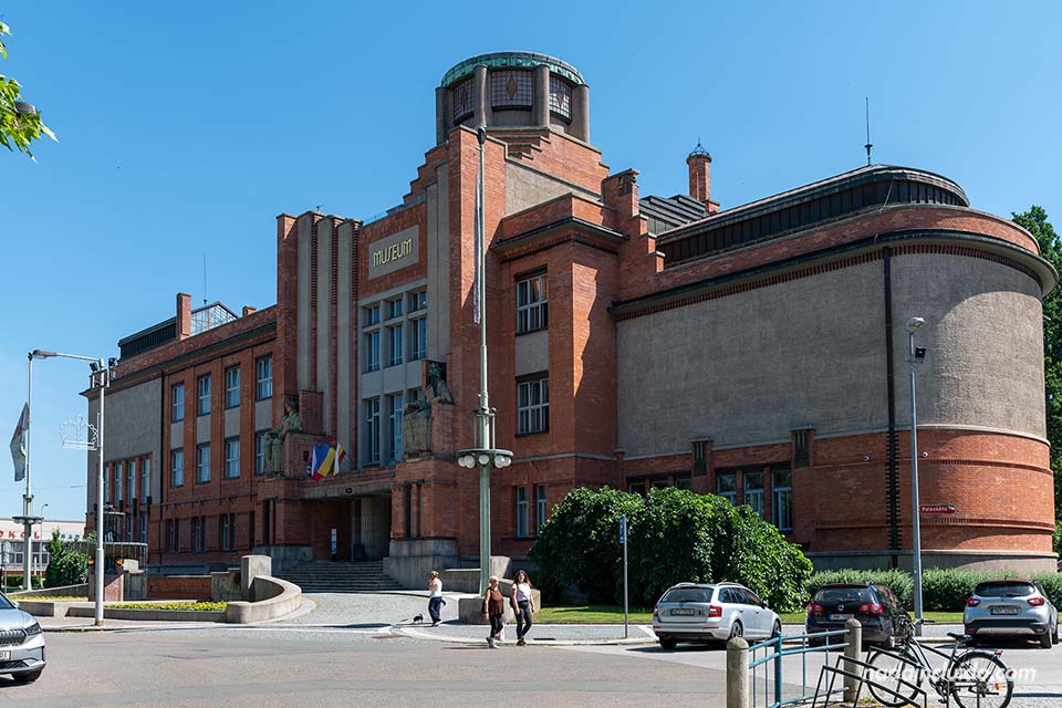 Fachada del Museo de Bohemia del Este (Muzeum východních Čech) de Hradec Králové (República Checa)