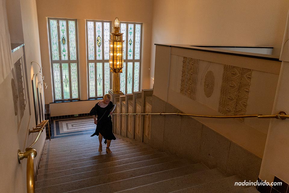 Una mujer sube las escaleras en el Museo de Bohemia del Este (Muzeum východních Čech) de Hradec Králové (República Checa)