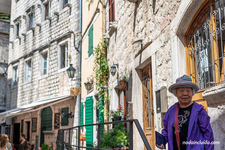 Turista asiática en las calles de Kotor (Montenegro)