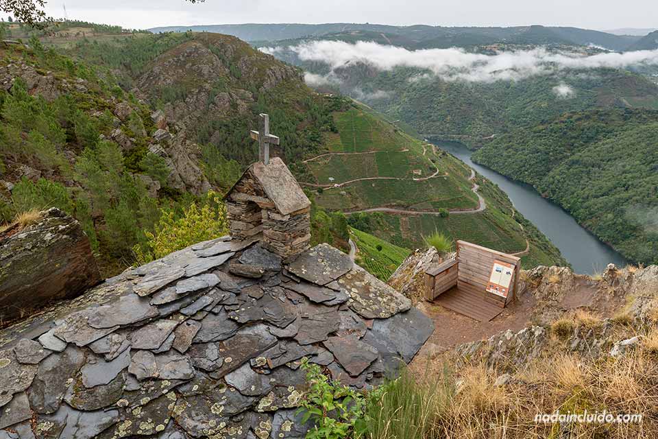 Tejado de la ermita en el mirador Pena do Castelo, Ribeira Sacra (Galicia)