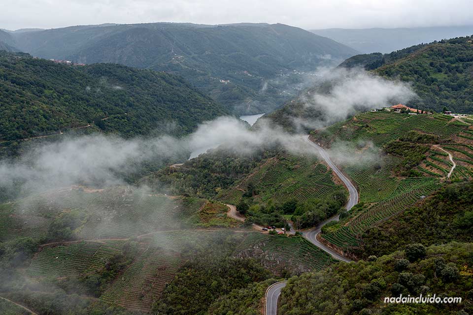 Vistas desde el mirador Pena do Castelo, Ribeira Sacra (Galicia)