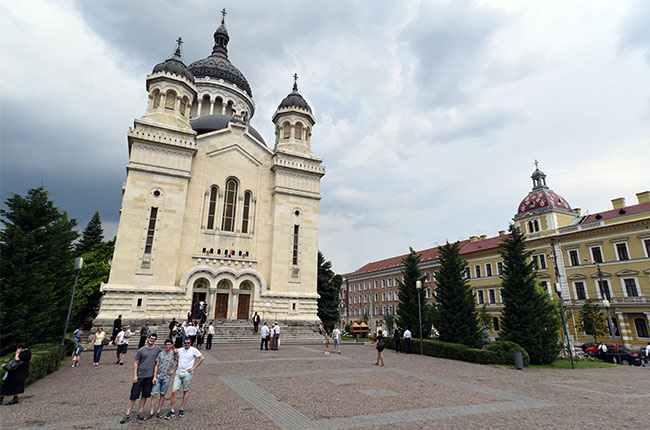 Fachada de la Catedrala Adormirii Maicii Domnului (Cluj-Napoca, Rumanía)