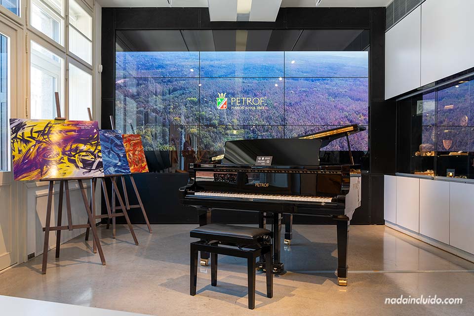 Piano interactivo en el museo PETROF de Hradec Králové (República Checa)