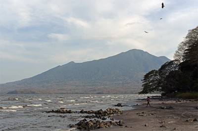 Vistas al Volcán Maderas desde la Playa de Santo Domingo en la Isla de Ometepe (Nicaragua)