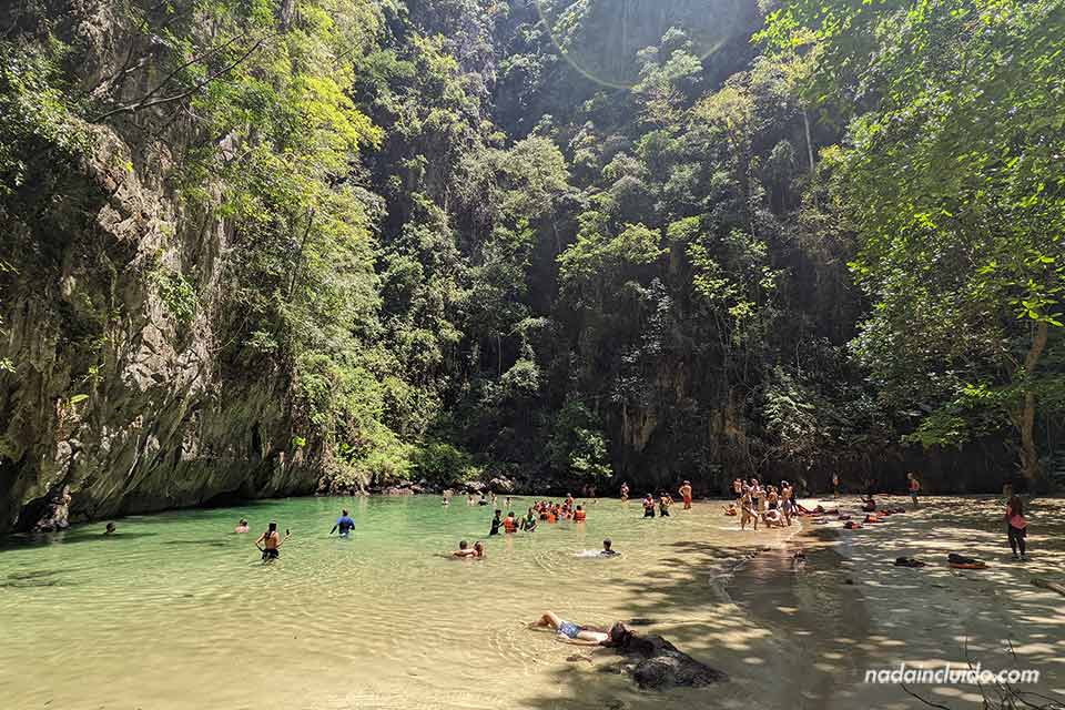 Turistas en la cueva esmeralda en Koh Mook (Ko Muk) - Tour de las 4 islas (Tailandia)