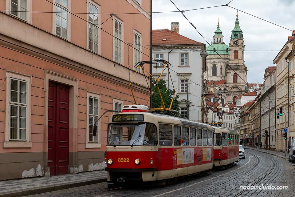 Un tranvía recorre la calle Karmelitská en el barrio Malá Strana de Praga (República Checa)