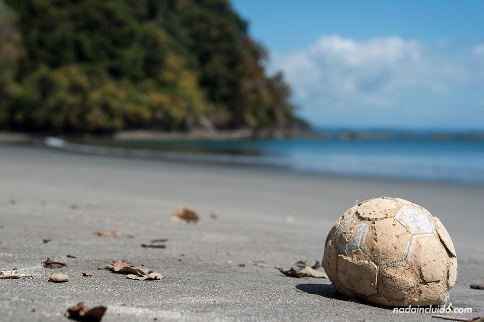 Balón en una playa desierta en isla Paridas, parque nacional marino golfo de Chiriquí (Panamá)
