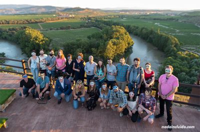 Blogueros preparados para el maridaje estelar de Bodegas Valdelana (Elciego, Rioja Alavesa)