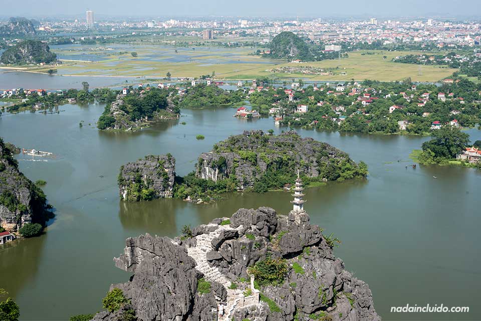 Vista aérea de Ninh Binh desde la cima de Mua Caves (Vietnam)