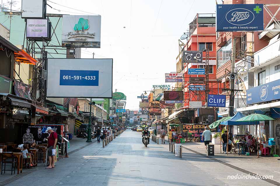 Calle Khao San Road desierta, marzo 2022 (Bangkok, Tailandia)