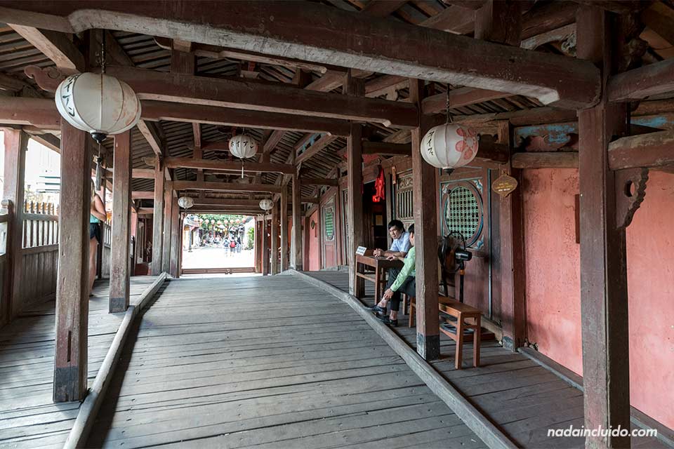 Interior del Puente Cubierto Japonés de Hoi An (Vietnam)
