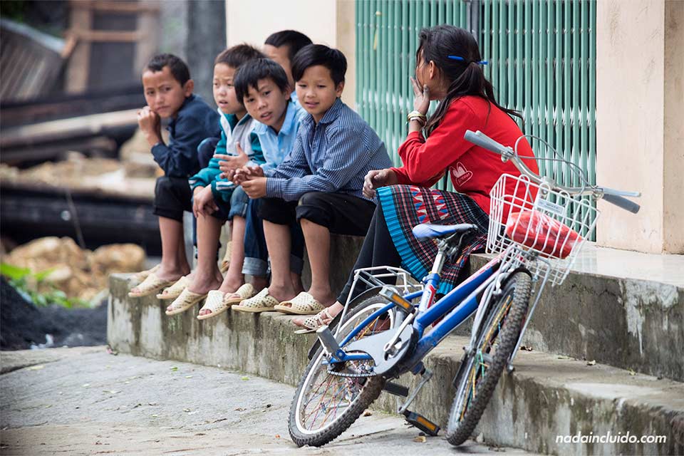 Niños en la calle de Lao Chai, una aldea cercana a Sapa (Vietnam)