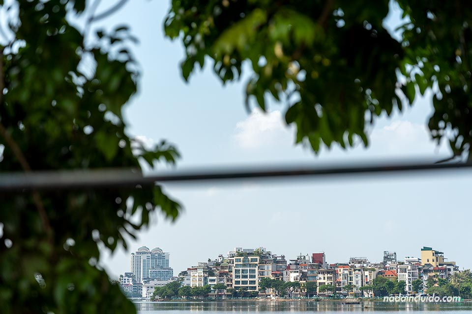Edificios junto al lago Ho Tay de Hanoi (Vietnam)