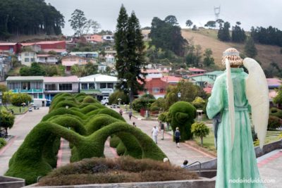 Estatua de San Rafael sobre los jardines de Zarcero (Costa Rica)