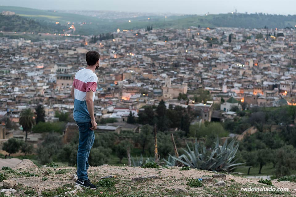 Viendo Fez desde el mirador Les Merinides (Marruecos)
