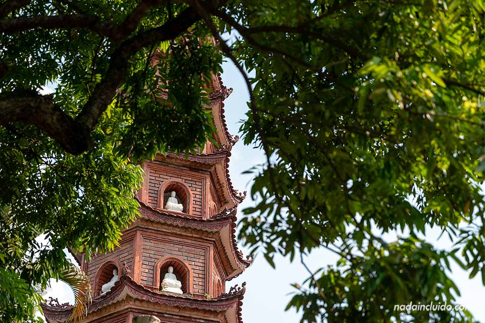 Pagoda Tran Quoc entre los árboles - Qué ver en Hanoi (Vietnam)