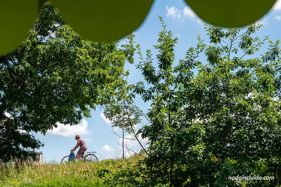 Una señora recorre en bici el sendero junto al río Elba en Hradec Králové (República Checa)