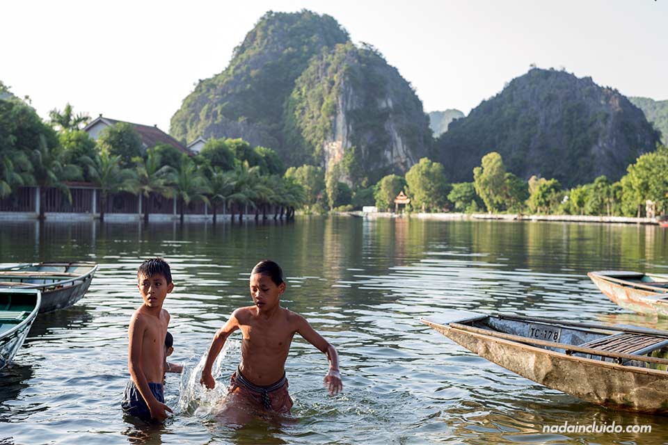 Niños vietnamitas se bañan en Tam Coc, Ninh Binh (Vietnam)