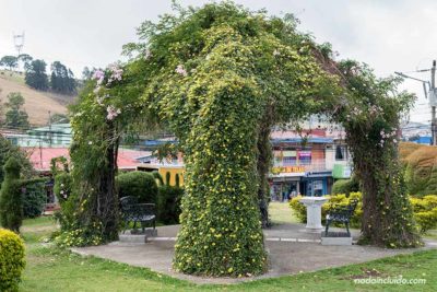 Altar de flores en el jardín de Zarcero (Costa Rica)