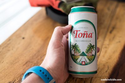 Tomándome una cerveza Toña en León (Nicaragua)