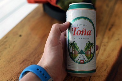 Bebiendo una cerveza Toña en León (Nicaragua)