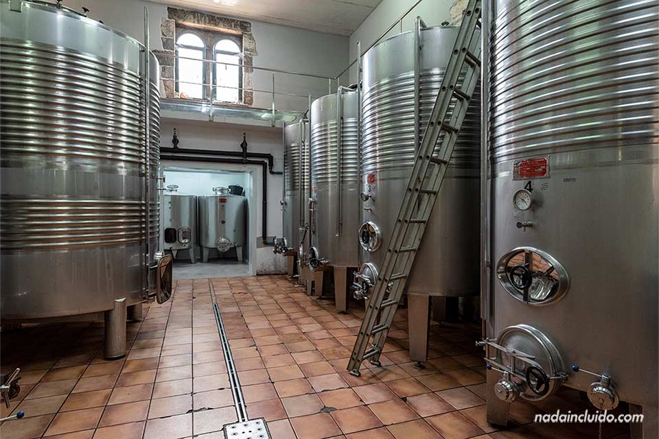 Sala de depósitos en la bodega Algueira de Ribeira Sacra (Galicia)