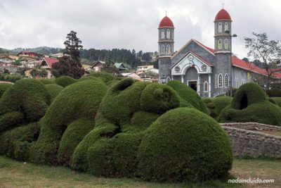 Iglesia de San Rafael y los jardines, Zarcero (Costa Rica)