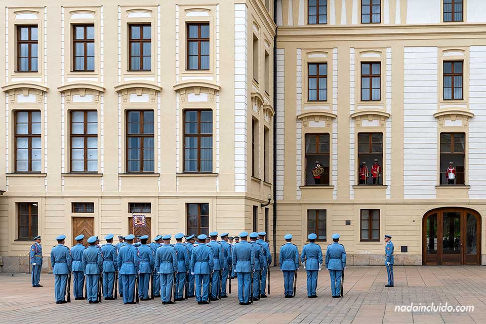 Cambio de guardia de las 12 h. en el Castillo de Praga (República Checa)