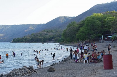 Nicaragüenses bañándose en la playa de la Laguna de Apoyo (Nicaragua)