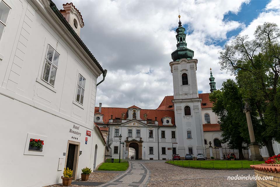 Fachada del monasterio de Strahov en el distrito de Hradčany - Qué ver en Praga (República Checa)