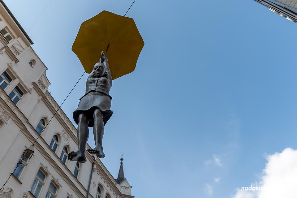 Estatua de una mujer con paraguas en la calle Na Zborencia de la Ciudad Nueva de Praga (República Checa)