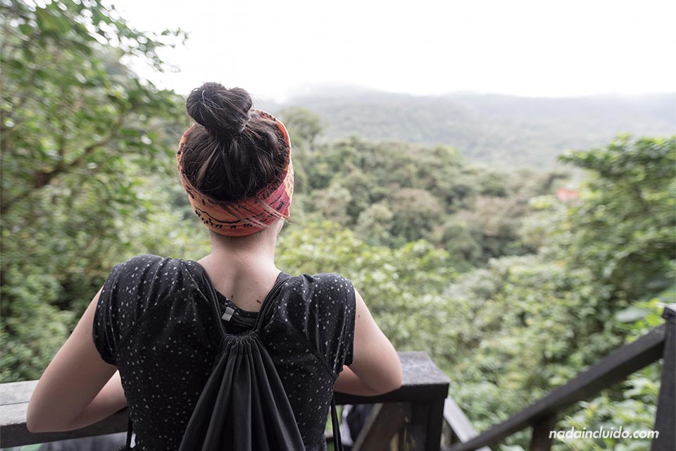 Turista en el mirador del Parque Nacional Volcán Tenorio (Costa Rica)