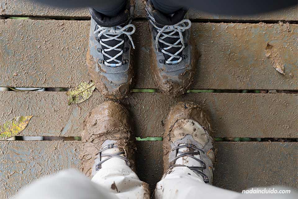 Con las botas embarradas después de pasear por Río Celeste, en el Parque Nacional del Volcán Tenorio (Costa Rica)