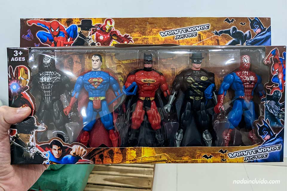 Superhéroes falsos en una tienda de Hanoi - Seguridad en Vietnam