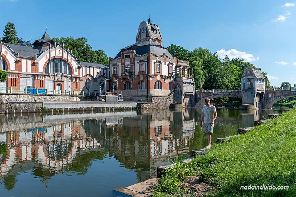 Sergio junto a la central hidroeléctrica de Hučák - Vista desde el parque Zálabí de Hradec Králové (República Checa)