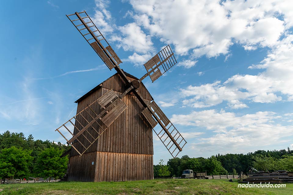 Molino de madera en el museo al aire libre Podorlický skanzen Krňovice - Región de Hradec Králové (República Checa)