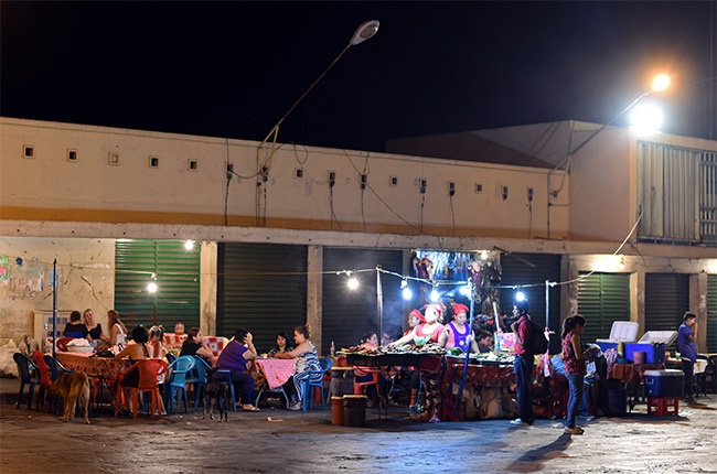Puesto de comida en las calles de León (Nicaragua)