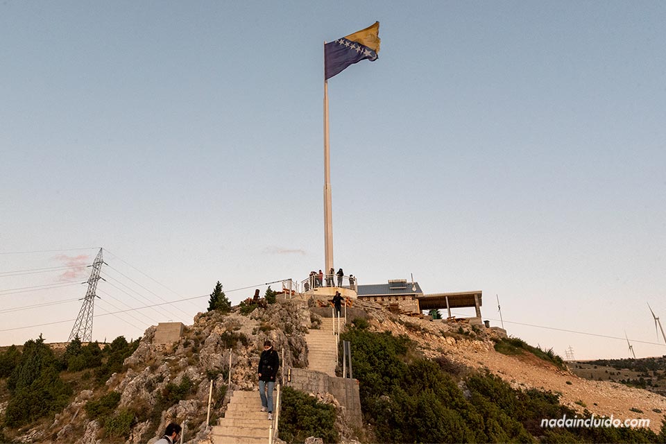 Bandera de Bosnia en el mirador Fortica de Mostar