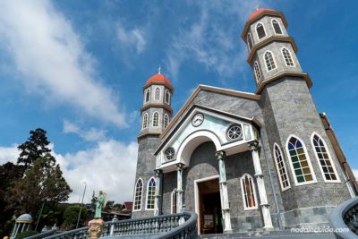 Fachada de la parroquia de San Rafael, en Zarcero (Costa Rica)